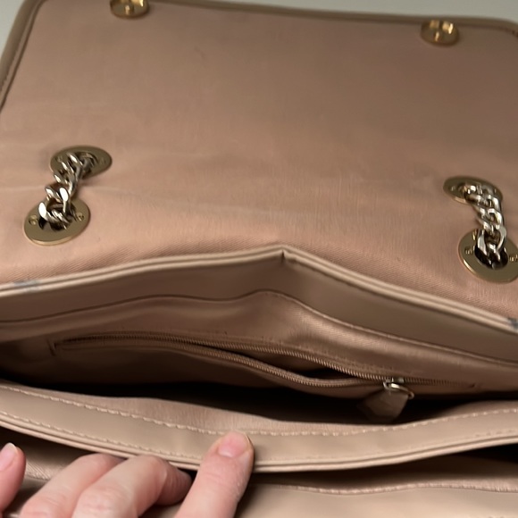 It s guess women bag.used few times .it s very good condition.pet and smoke free - Picture 3 of 6